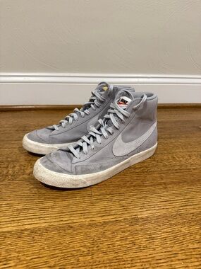 Nike High-Top Sneakers in Light Gray and White